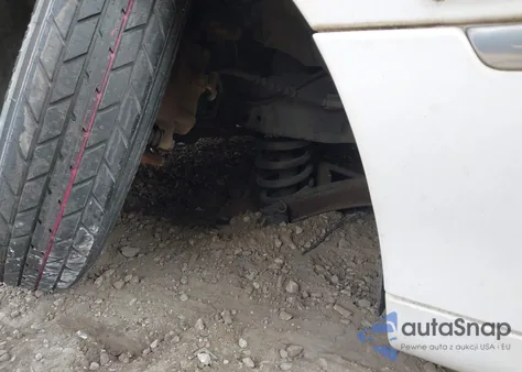 2000 Lincoln Town Car Signature z USA, uszkodzony, nr VIN 1LNHM82W8YY901892